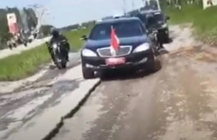 Video rombongan Jokowi lalu jalan rosak tular di media sosial