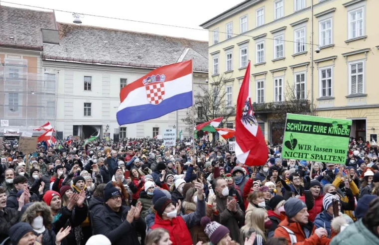 Puluhan ribu bantah inokulasi COVID-19 wajib di Austria