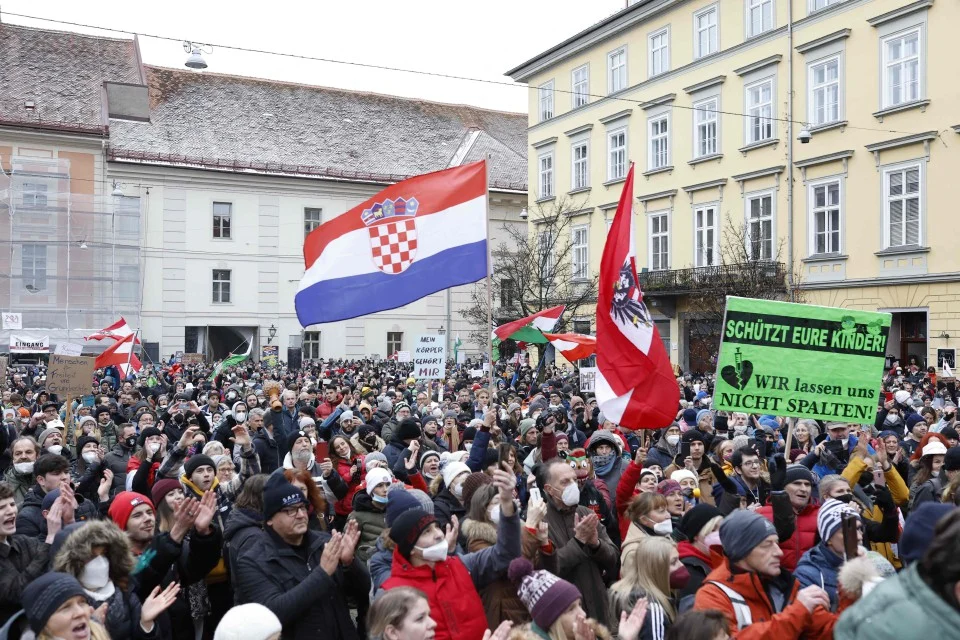 Puluhan ribu bantah inokulasi COVID-19 wajib di Austria