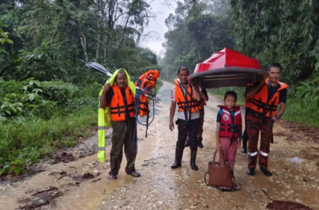 ‘Pikul bot selamatkan 3 beranak terperangkap banjir’