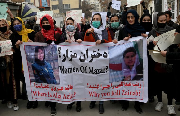 Wanita Afghanistan disembur pemedih mata oleh Taliban