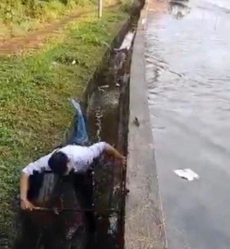 Polis trafik bersihkan longkang elak air bertakung dapat pujian