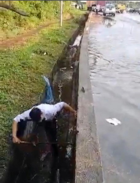 Polis trafik bersihkan longkang elak air bertakung dapat pujian