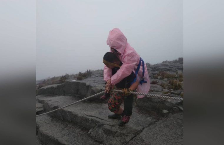 Wanita kesejukan melampau di Gunung Kinabalu ‘dipikul’ turun