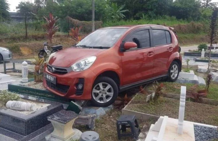 ‘Wanita pitam ketika memandu, kereta rempuh kubur’