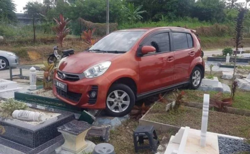 ‘Wanita pitam ketika memandu, kereta rempuh kubur’