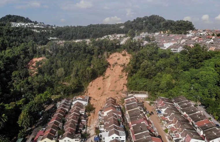 3 mangsa tertimbus dalam cubaan menyelamatkan diri