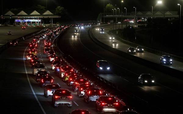 Aliran trafik mulai tinggi di lebuh raya utama