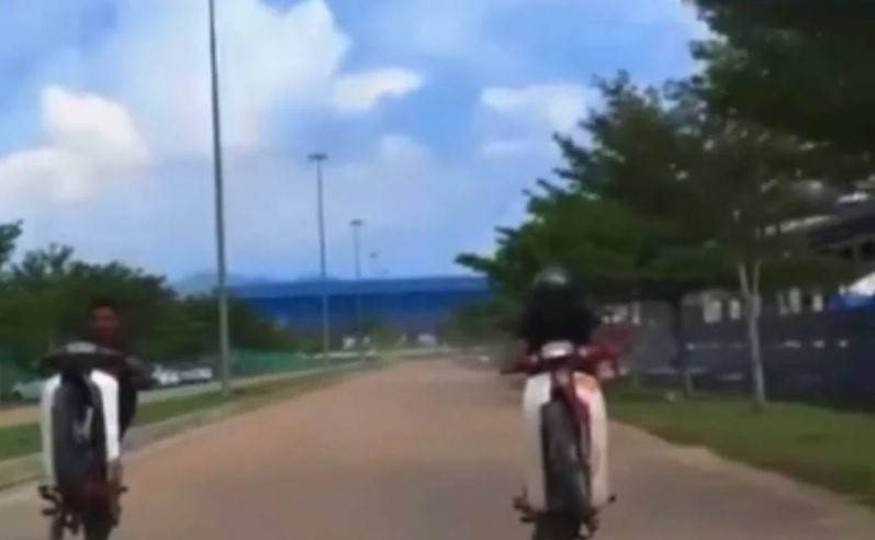 Buat aksi ‘wheelie’, polis datang ‘beraya’ di rumah