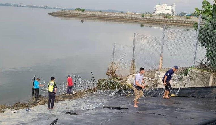 Polis pasang kawat duri di Selat Tebrau