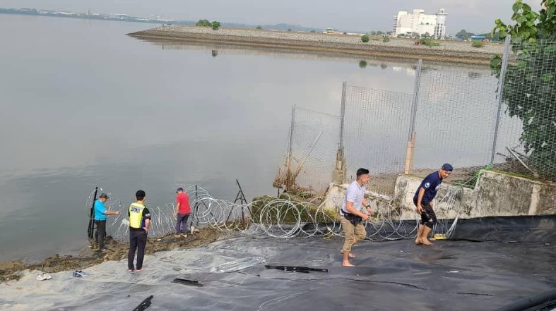 Polis pasang kawat duri di Selat Tebrau