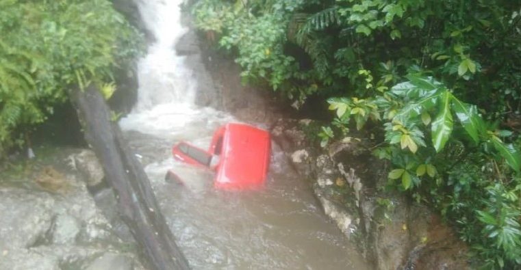 3 terselamat kereta terjunam masuk sungai