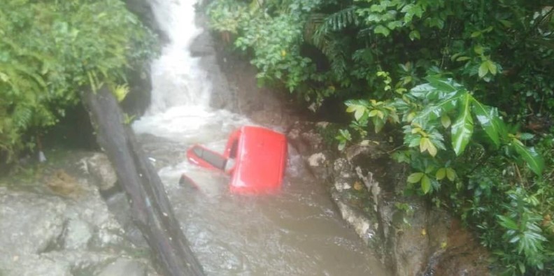 3 terselamat kereta terjunam masuk sungai