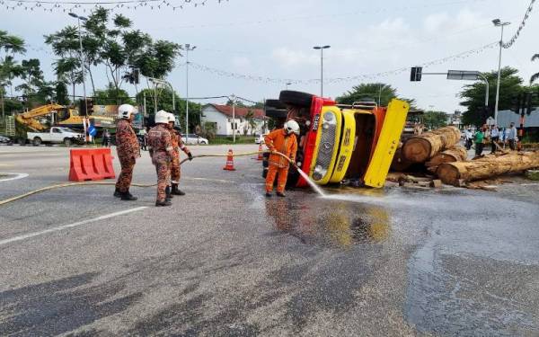 Treler bawa muatan kayu balak terbalik