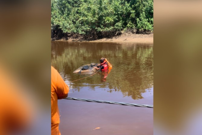 Jumpa MPV bersama rangka manusia dalam sungai