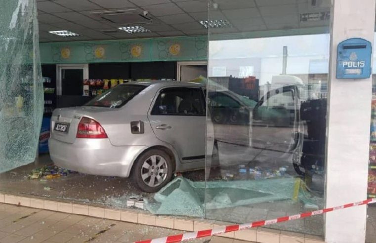 Kereta rempuh kedai stesen minyak