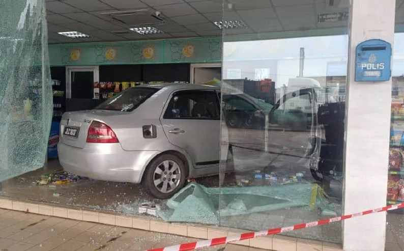 Kereta rempuh kedai stesen minyak