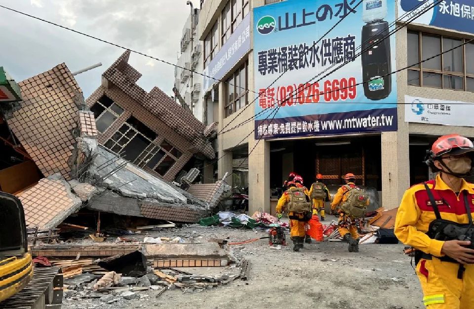 Gempa bumi kuat Taiwan memerangkap orang ramai, menggagalkan kereta api