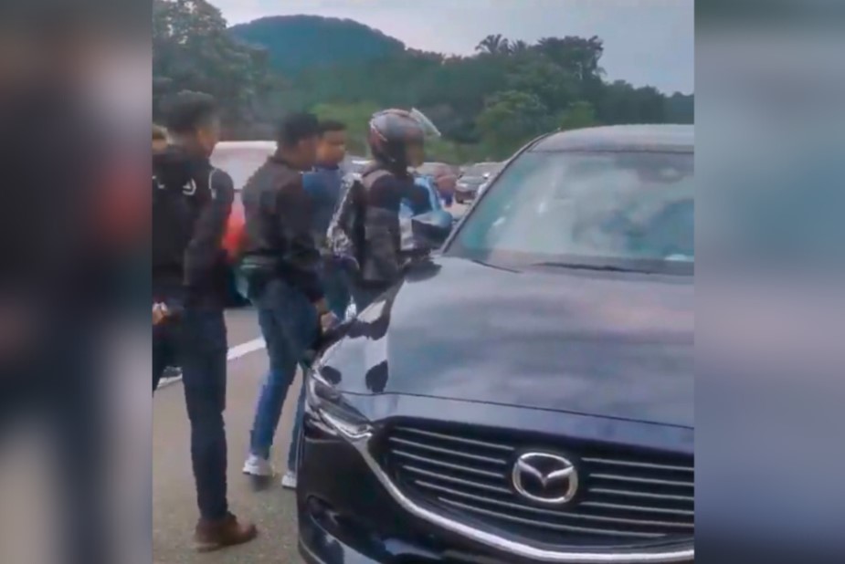 Penunggang berang SUV berhenti di lorong kecemasan