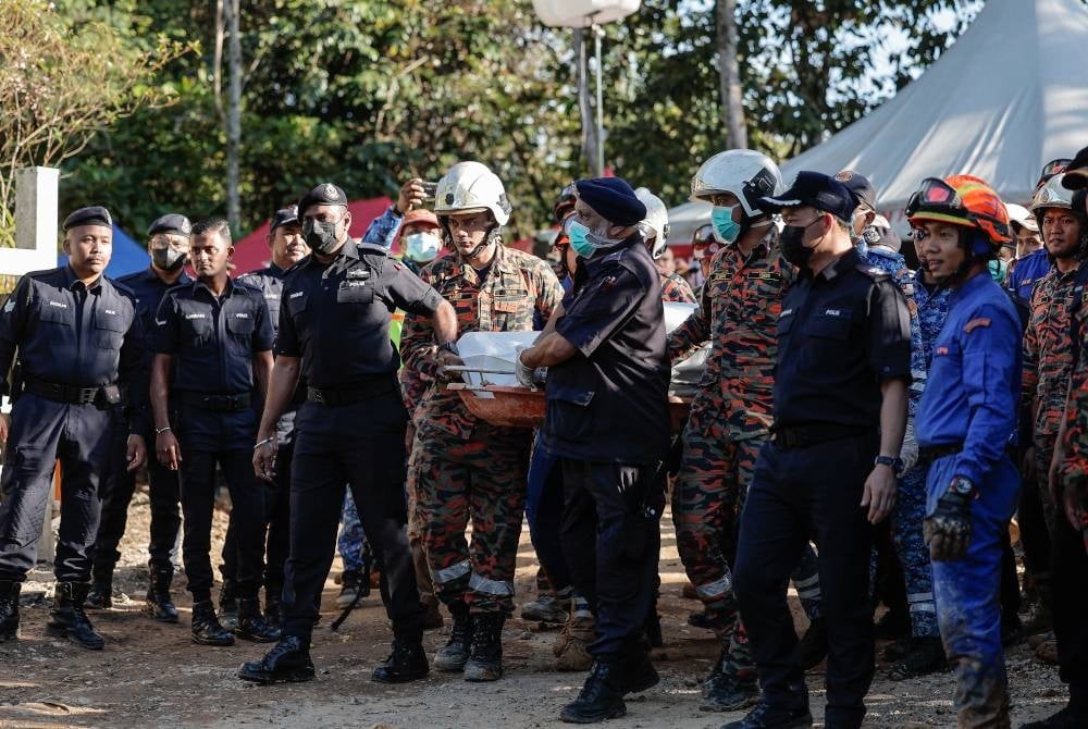 Anggota bomba sebak keluarkan mayat kanak-kanak terakhir