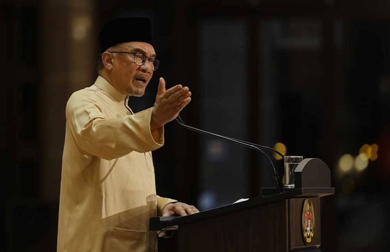 ‘Ada penjawat awam masih terima, minta rasuah’ – PM