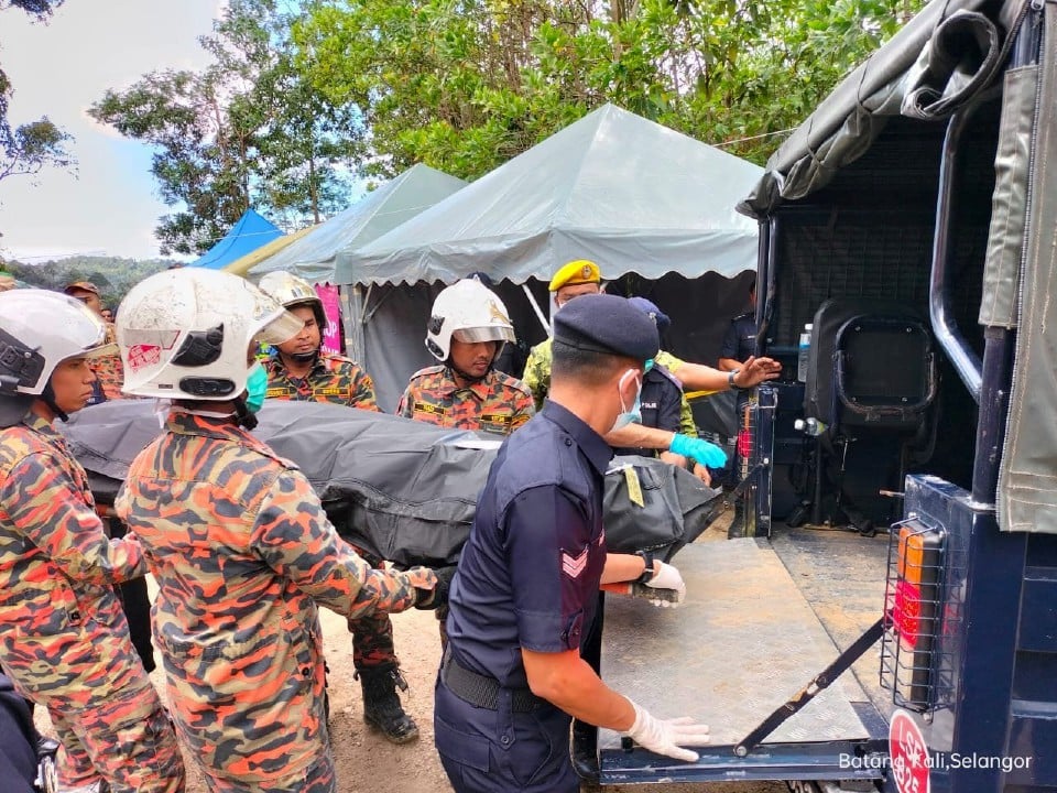 Bomba laung azan dalam usaha kesan mangsa tanah runtuh