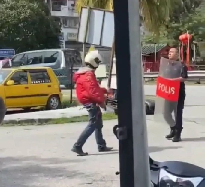 Tukang gunting mengamuk, cuba serang polis guna parang