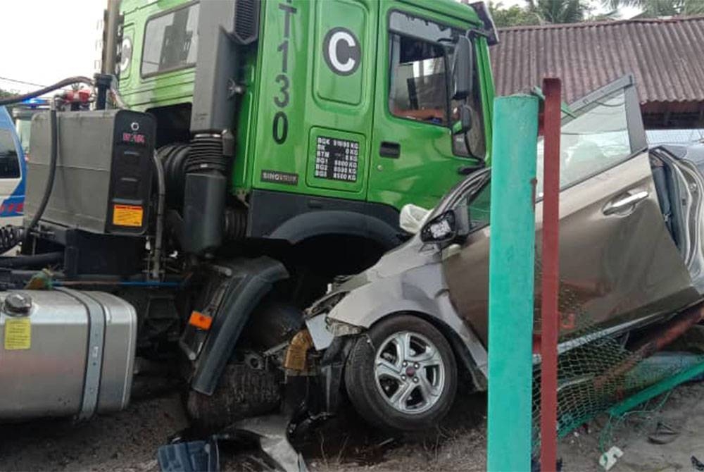 Empat warga emas maut nahas kereta bertembung treler