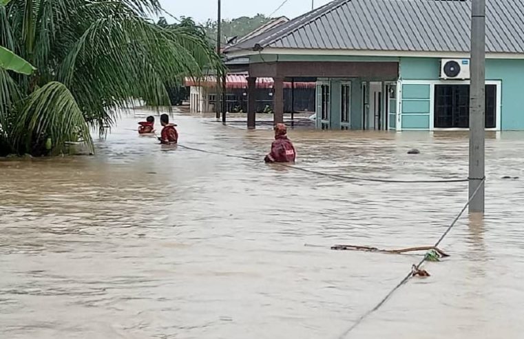 Sungai Bandar Segamat melimpah, ratusan penduduk terperangkap