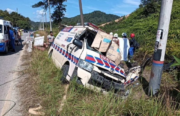 Doktor, jururawat cedera ambulans terbabas masuk longkang