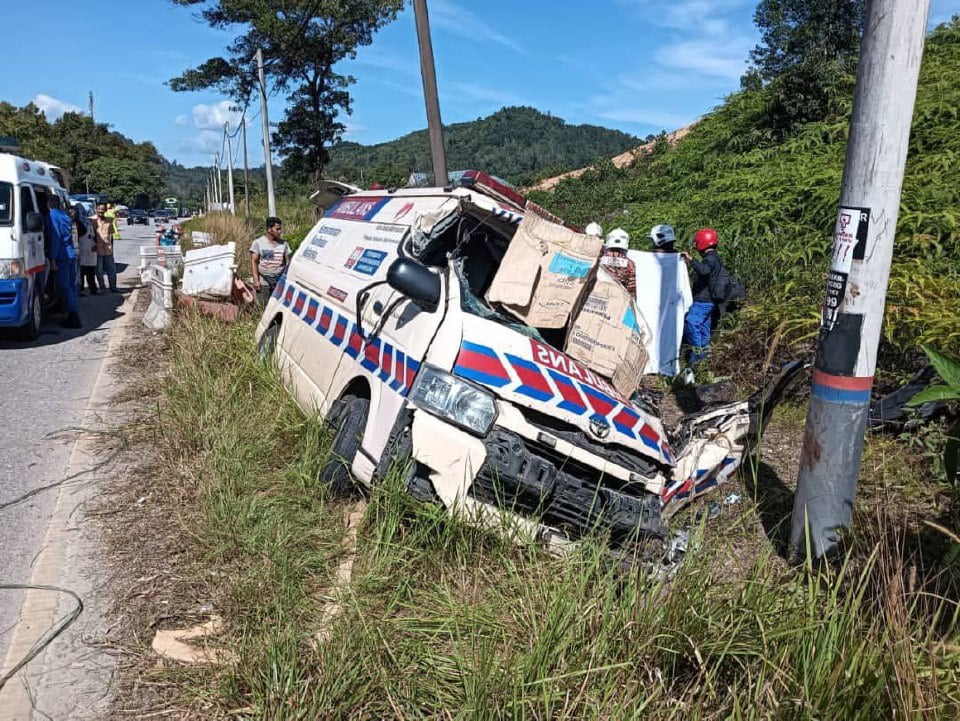 Doktor, jururawat cedera ambulans terbabas masuk longkang