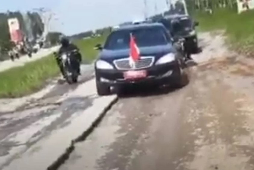 Video rombongan Jokowi lalu jalan rosak tular di media sosial