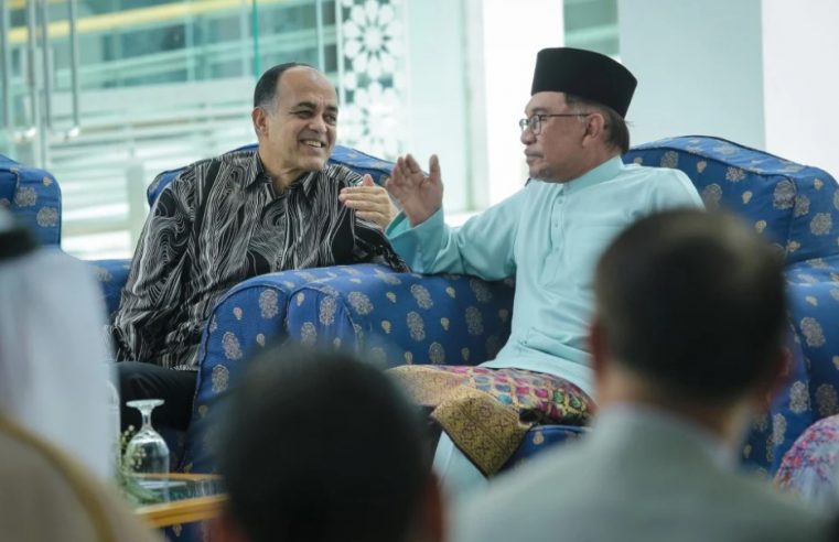 Anwar gesa konglomerat contohi Syed Mokhtar, menyumbang untuk masyarakat