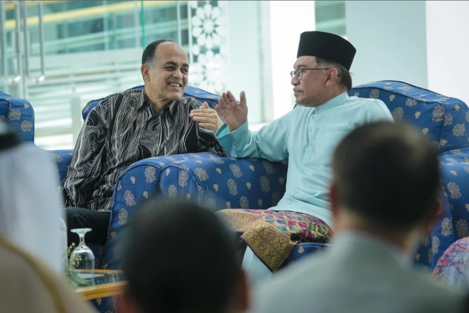 Anwar gesa konglomerat contohi Syed Mokhtar, menyumbang untuk masyarakat