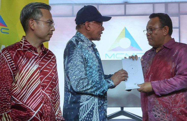 PM serah peranti Starlink pertama kepada UiTM Kuala Pilah