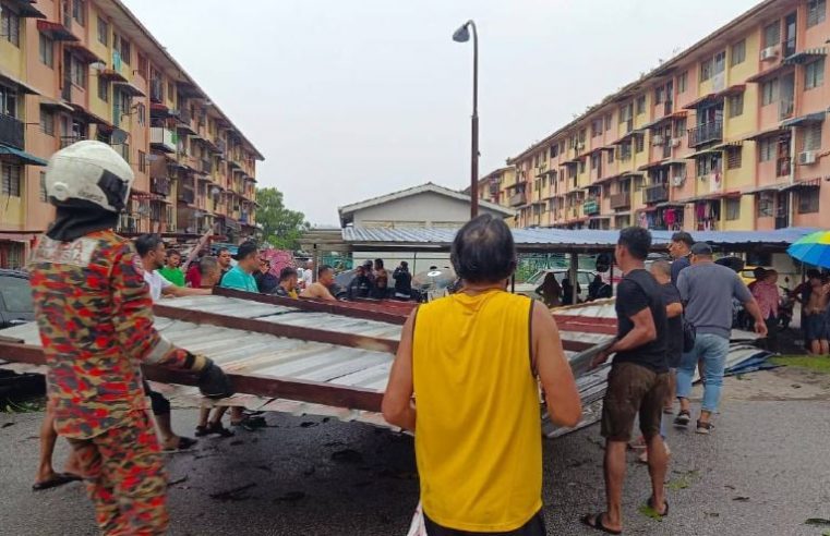 Angin kencang terbangkan bumbung rumah pangsa, gerai