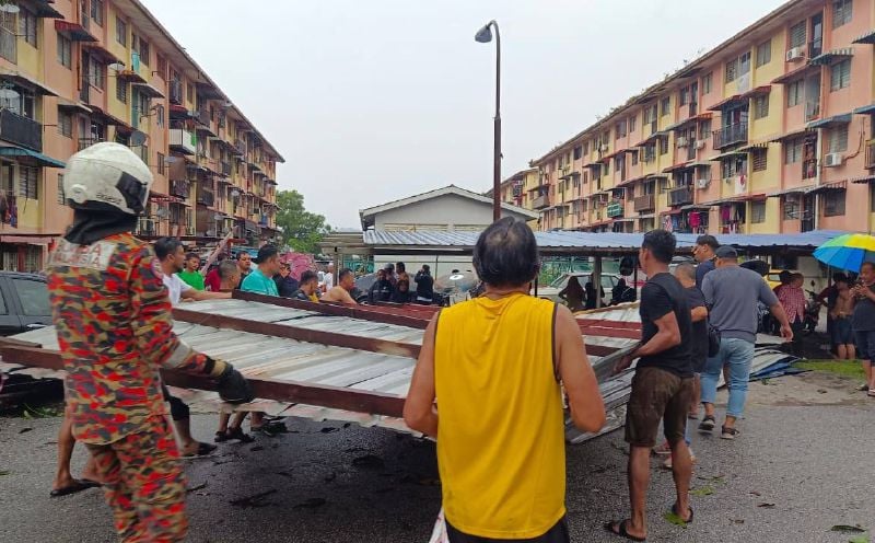 Angin kencang terbangkan bumbung rumah pangsa, gerai