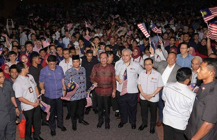 Kerajaan kaji semula pelarasan gaji penjawat awam