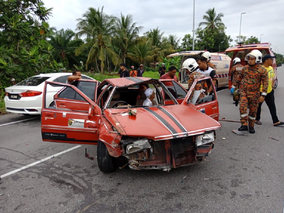 Tiga sekeluarga cedera, kemalangan dua kereta di Sekinchan