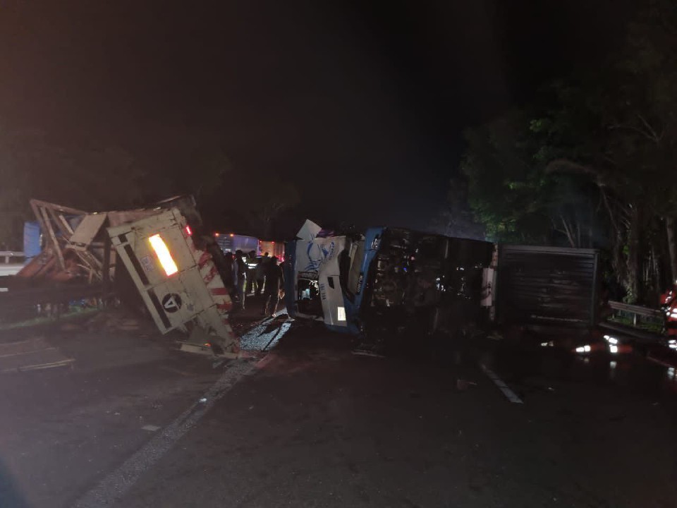 Lori langgar belakang lori, lebuh raya sesak 6km