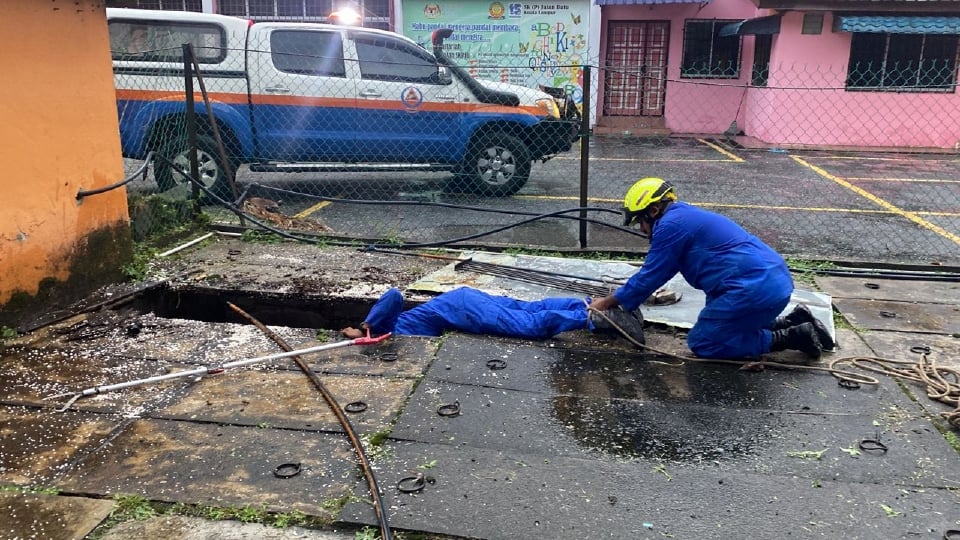 Lebih sejam cari, rupanya mangsa jatuh parit dah balik mandi