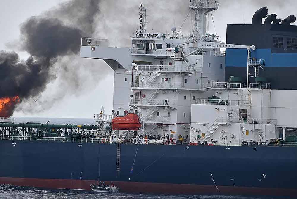 Kapal tangki minyak terbakar di Laut Merah diserang puak Houthi