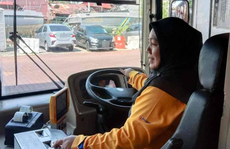 Faktor usia bukan penghalang nenek tiga cucu jadi pemandu bas