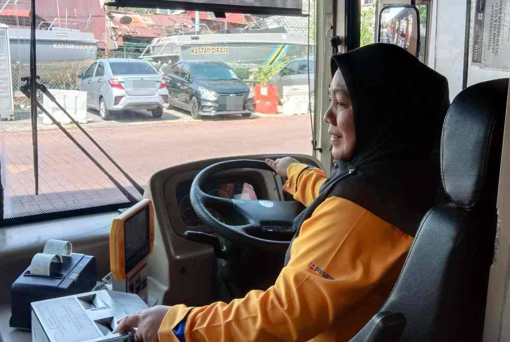 Faktor usia bukan penghalang nenek tiga cucu jadi pemandu bas