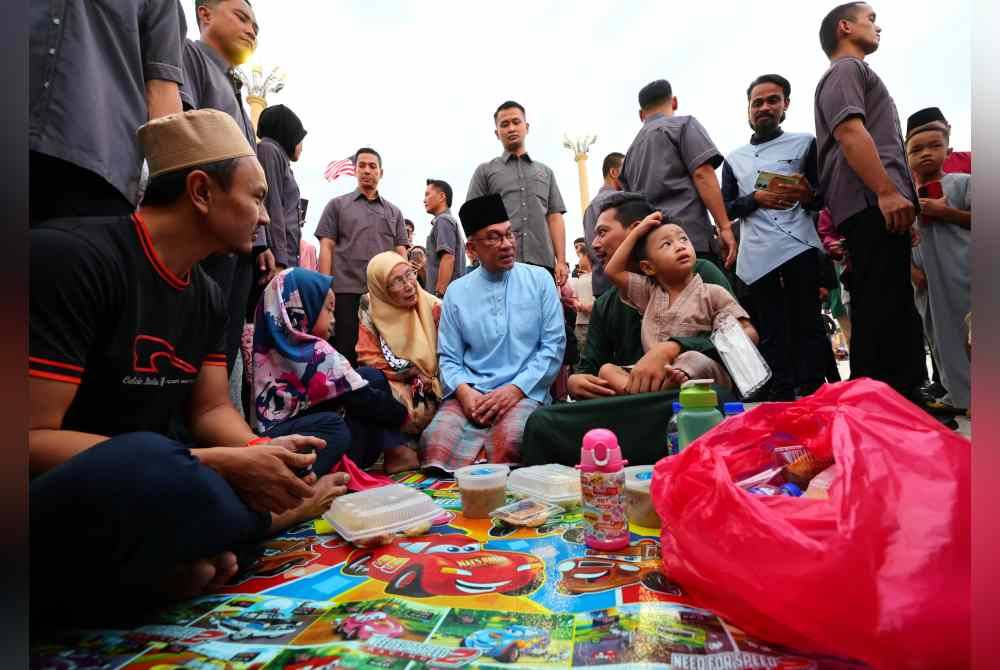 Hampir 10,000 sertai Majlis Iftar Madani bersama PM