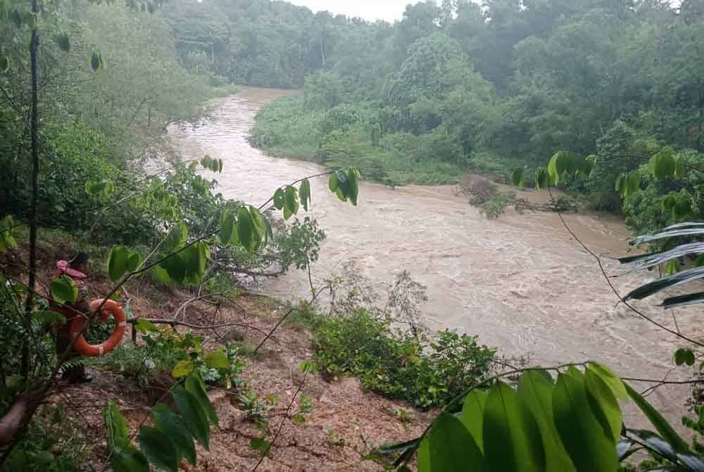 Seorang selamat, tiga masih hilang ketika menjala ikan