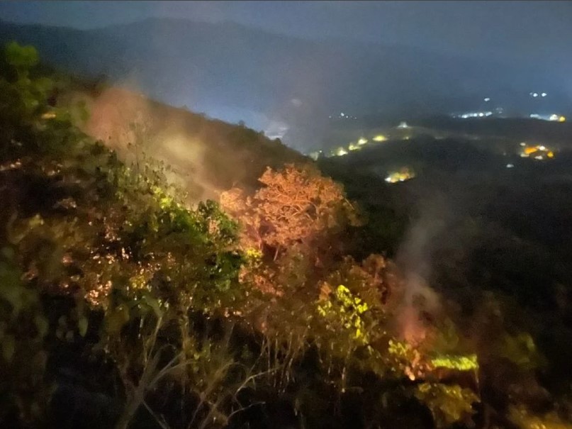 Bukit Broga terbakar, bomba sedang giat padam kebakaran