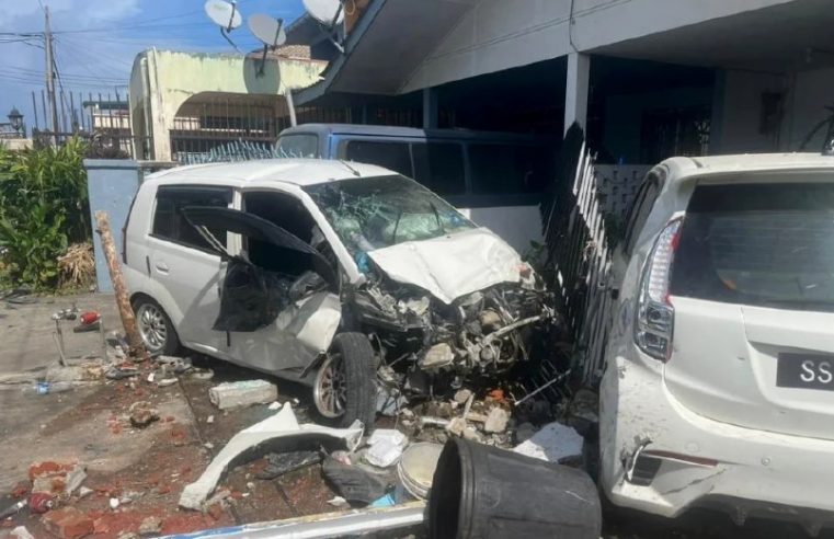 Warga emas maut, kereta terbabas rempuh pagar rumah