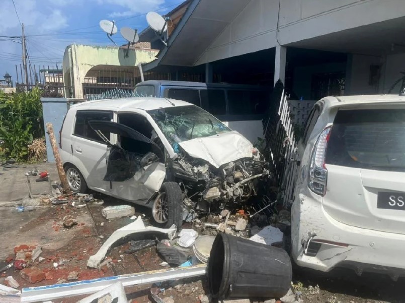 Warga emas maut, kereta terbabas rempuh pagar rumah