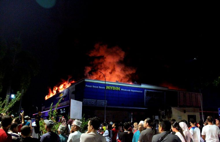 Pasar Raya Besar Mydin Manjoi terbakar